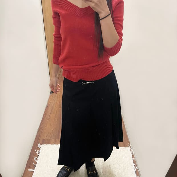 버버리 블루 라벨 오프숄더 긴팔 니트 로고 자수 디테일 레귤러핏 레드