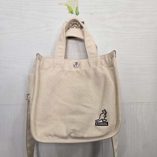 KANGOL 캉골 크로스백! 깔끔한 디자인! 크로스끈도 있습니다~