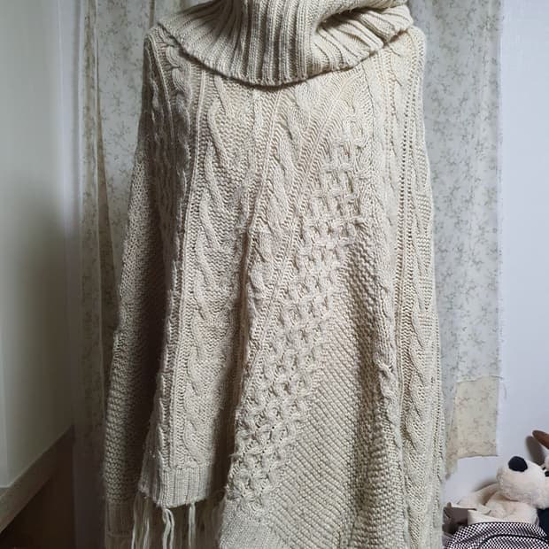 [모리걸] 달천깔 케이블 니트 숄 판초 아이보리