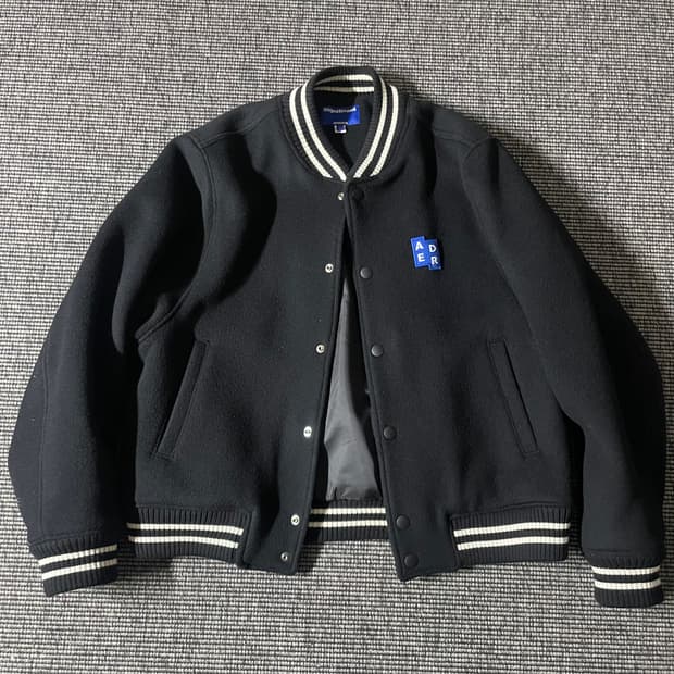 아더에러 시그니피컨트 TRS 태그 바시티 자켓 01 느와르(L)