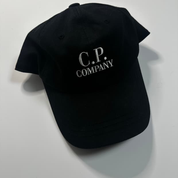 CP 컴퍼니 블랙 구형 고글볼캡