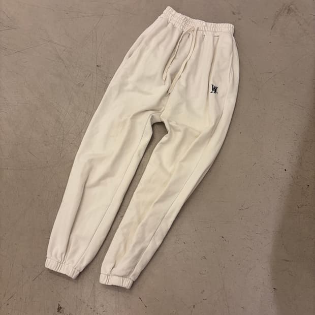 우알롱 스몰로고 화이트 조거팬츠