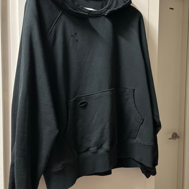 [L] 블랙아웃 컷티드 스카 후드 블랙