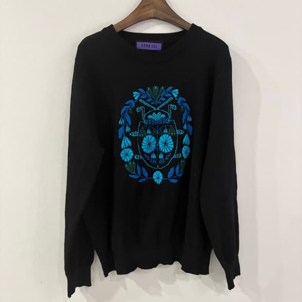 안나수이 블랙 자수 니트 스웨터 105