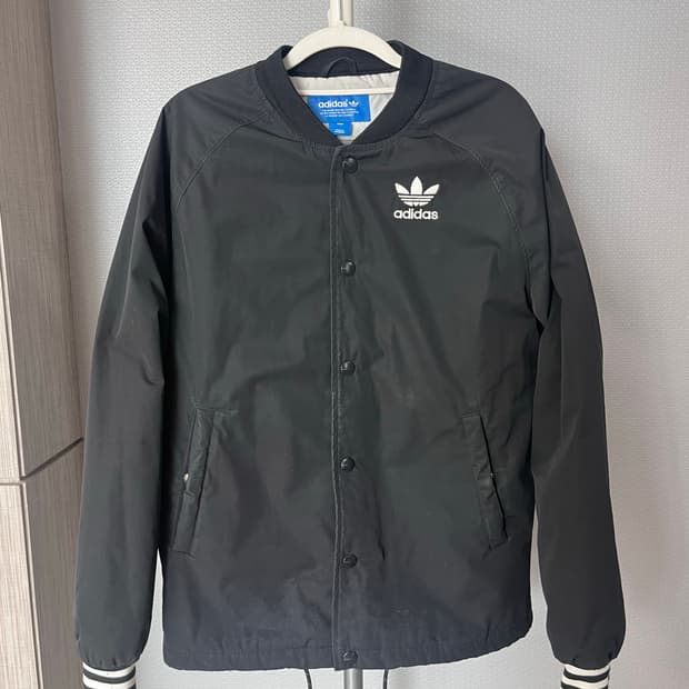 아디다스 블랙 트레포일 코치 자켓
