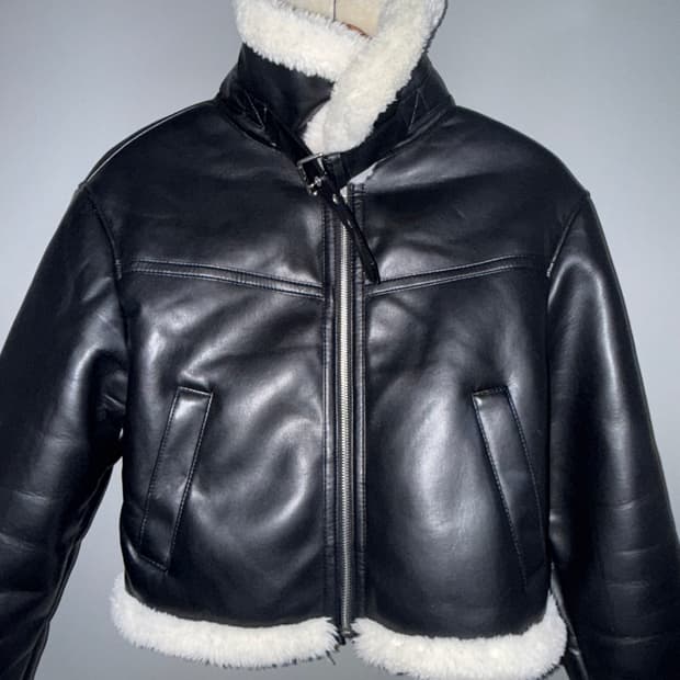 래더리 크롭 무스탕 