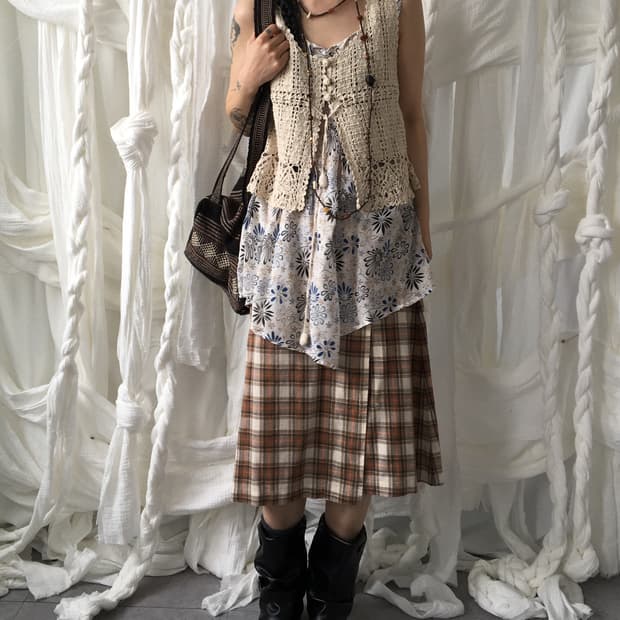 Punching button point crochet sleeveless