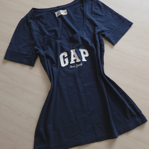 갭 패치로고 포인트 U넥 반팔티