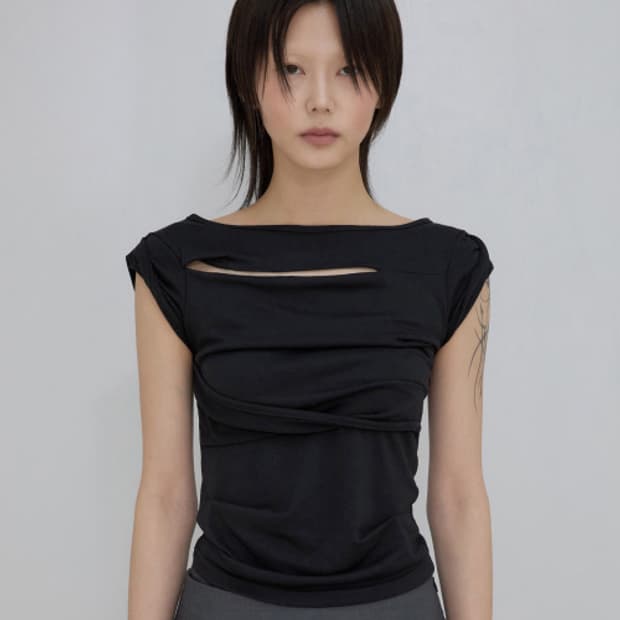플레어업 에시메트리컬 드레이프 롤업 티셔츠 블랙
