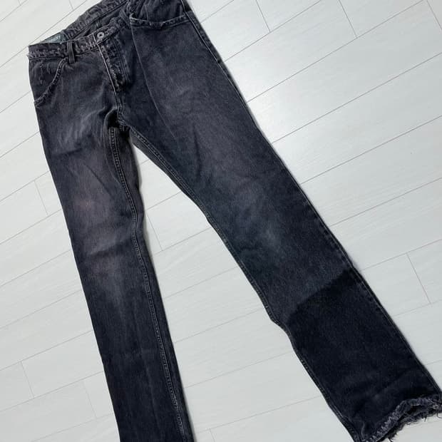 Attachment damage denim pants