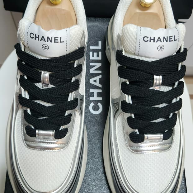 [정품 ] 샤넬 스니커즈 운동화 CC로고 샤식스 실버/블랙/화이트 42 