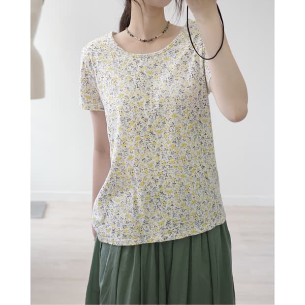  Tiny flower patterned short-sleeve top