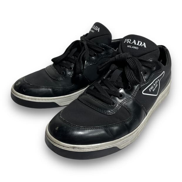 프라다 삼각 로고 로우 컷 레더 다크 스니커즈