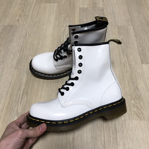 (230) 닥터마틴 1460 화이트 페이턴트 레더 8홀 부츠 워커 230