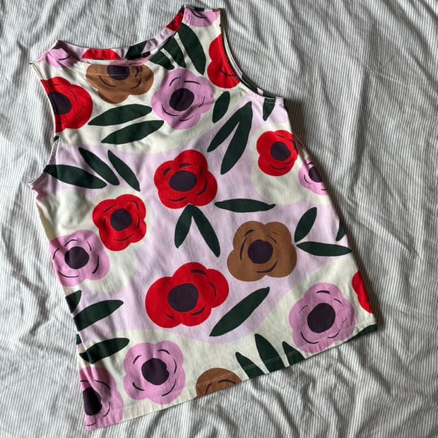 마리메꼬xUNIQLO 플라워 프린트 슬리브리스 탑