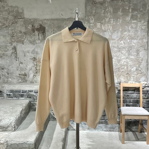 버버리 라이트 베이지 쿼터 금장 버튼 카라 울 니트