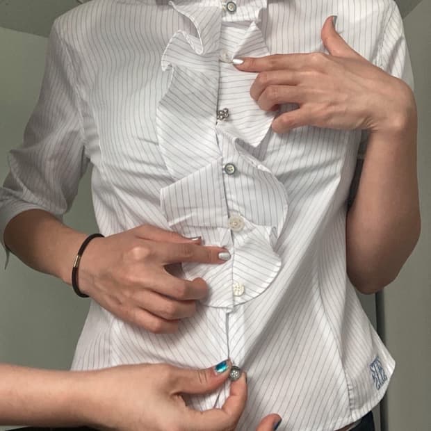 eonts 에옹쓰 멀티 프릴 셔츠 구해요