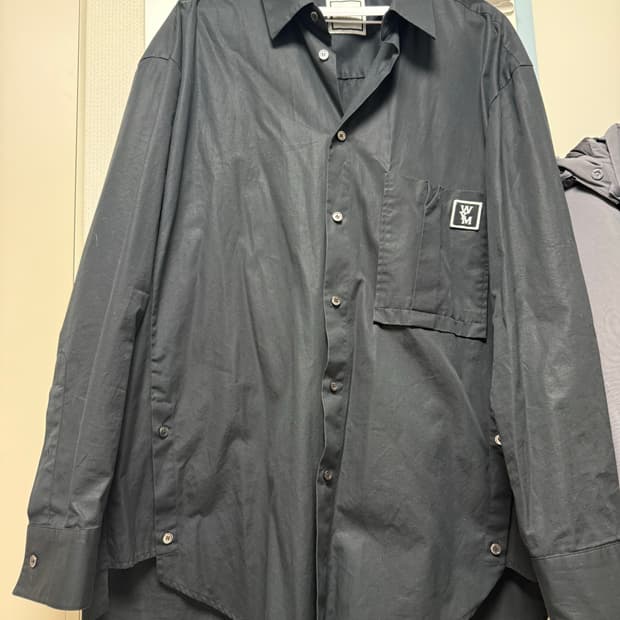 우영미 백로고 블랙셔츠