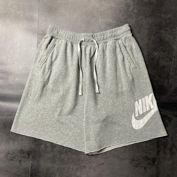 NIKE 나이키 그레이 컷오프 그래픽 스웨트 하프팬츠 A01309
