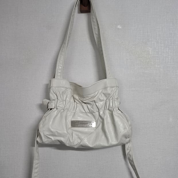 마뗑킴 포우 레더 씨쉘 백