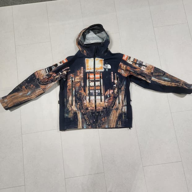 슈프림 x 노스페이스 테입드 심 쉘 자켓 타임스퀘어 - 22FW