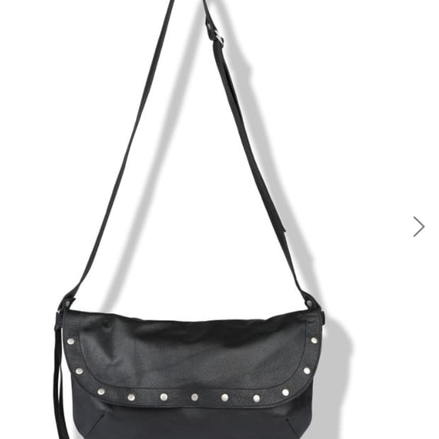 비슬로우 스터드 레더 바디크로스 백 블랙