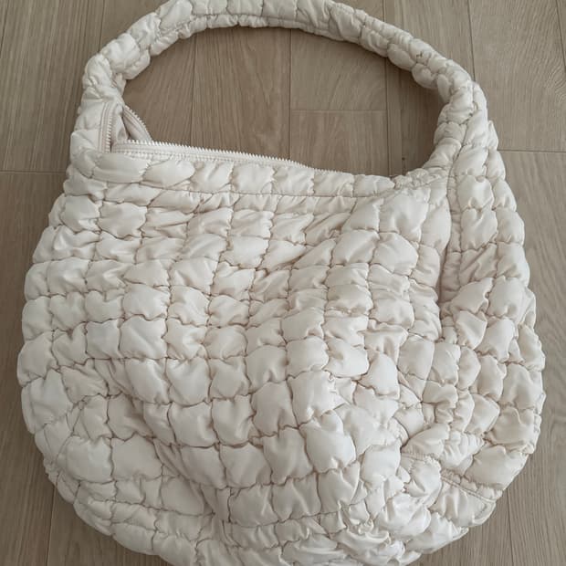 코스 퀄티드 오버사이즈 숄더백 화이트