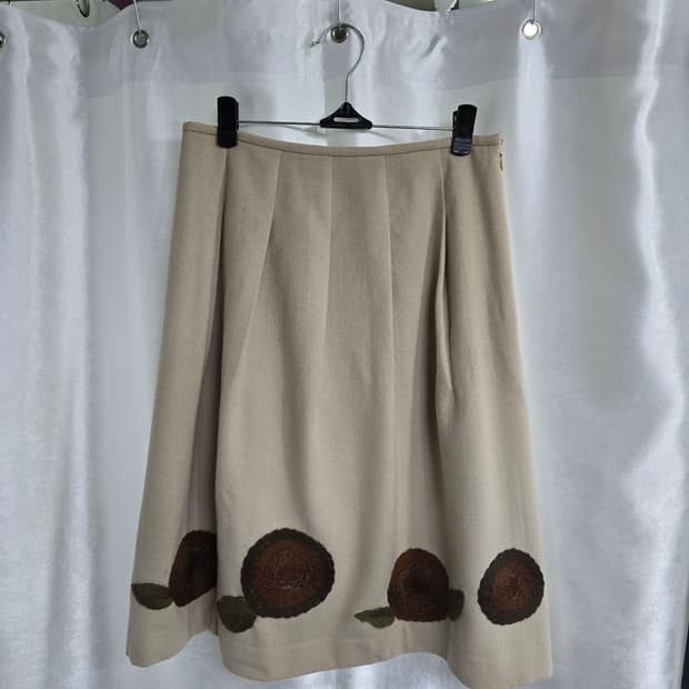 베이지 플리츠 스커트 꽃자수 (1495)