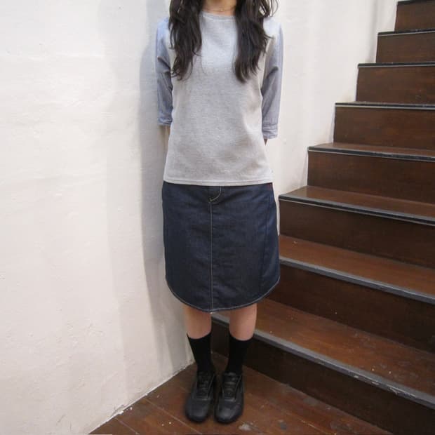 리바이스 엔지니어드 진 데님 미디 스커트 백 플리츠 디테일 진청