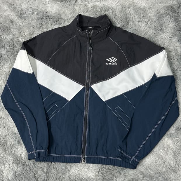 엄브로 신형 빅로고 우븐 바람막이자켓 s