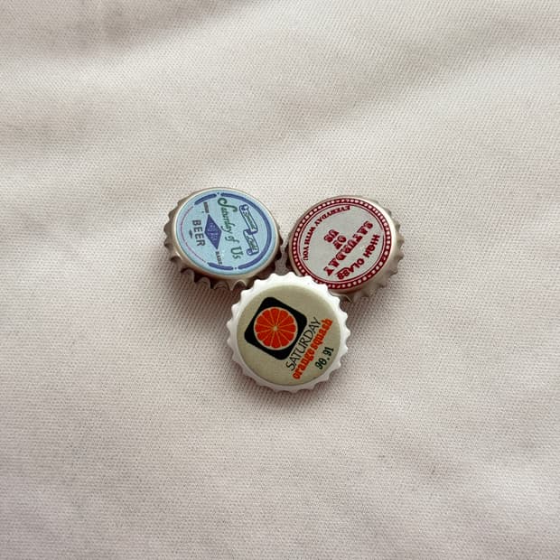 Stu 병뚜껑 브로치 