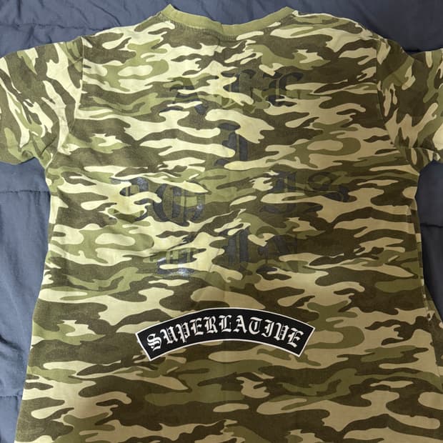  카모플라쥬 패턴의 면 반팔