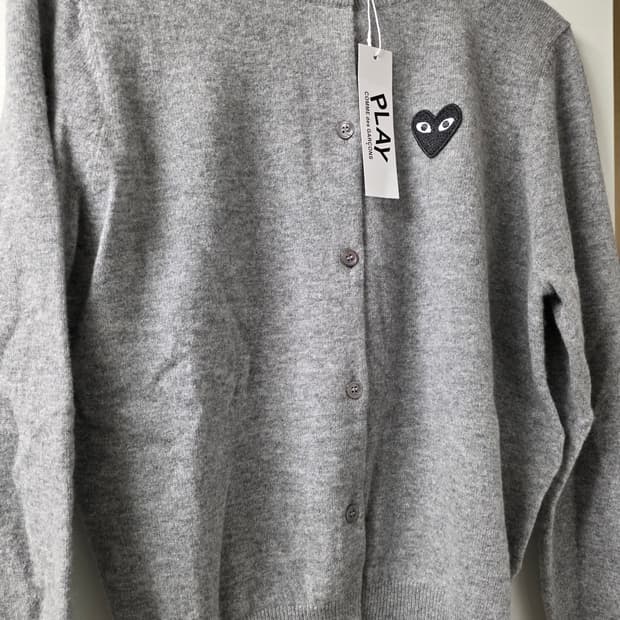 꼼데가르송 플레이 회색 가디건 블랙와펜