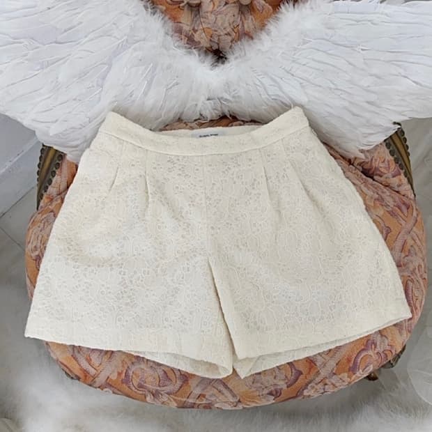 Ivory lace short pants 