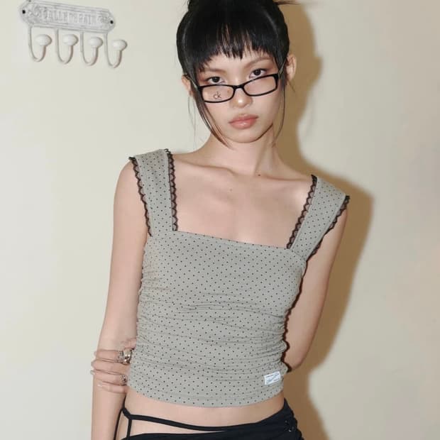 새상품) 택그대로 플노팔 앤 도트 레이스 슬리브리스 탑