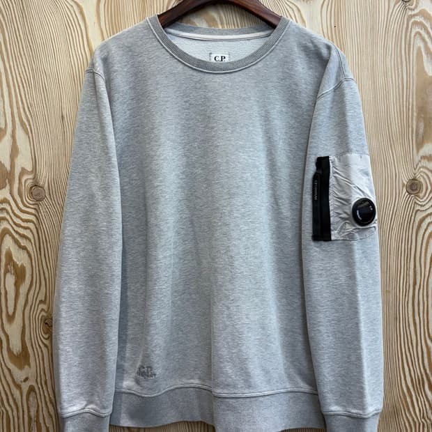 C.P 컴퍼니 렌즈 패치포켓 맨투맨