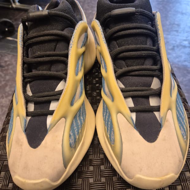 아디다스 이지 700 V3 '카이아나이트 (남여공용)