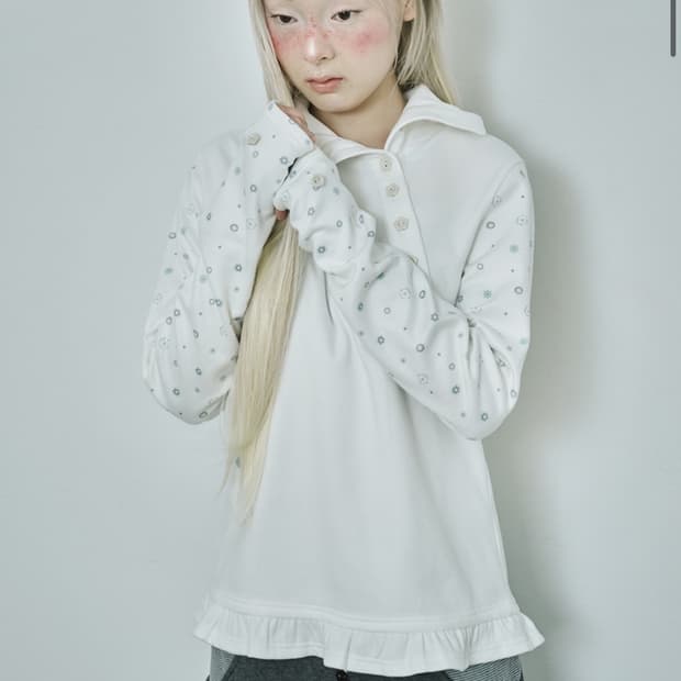 허그유어스킨 플라워 버튼 폴라 탑 (화이트)