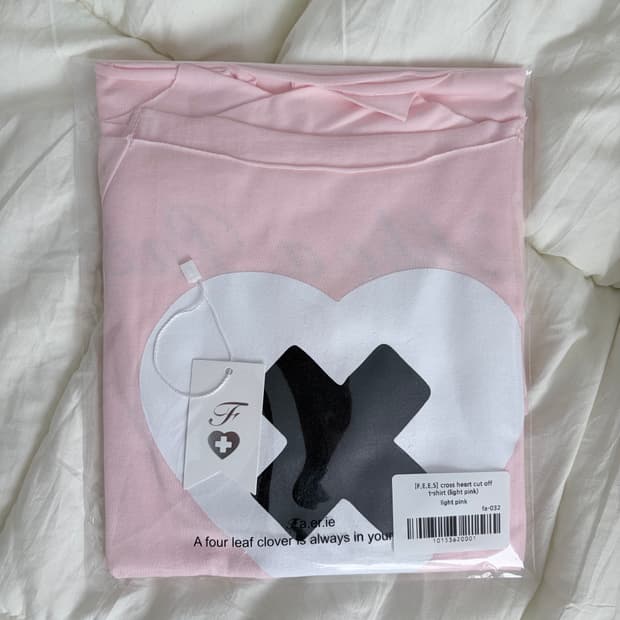 새상품)샵페어리 크로스 하트 오프숄더 컷 오프 티셔츠 핑크 아일릿