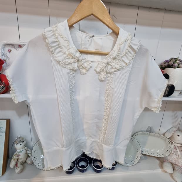 레이스 프릴 블라우스