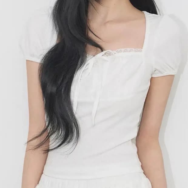 일리고 로지 레이스 스퀘어넥 티 화이트