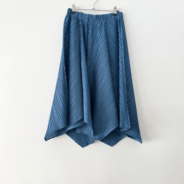 Pleats asymmetric skirt / blue