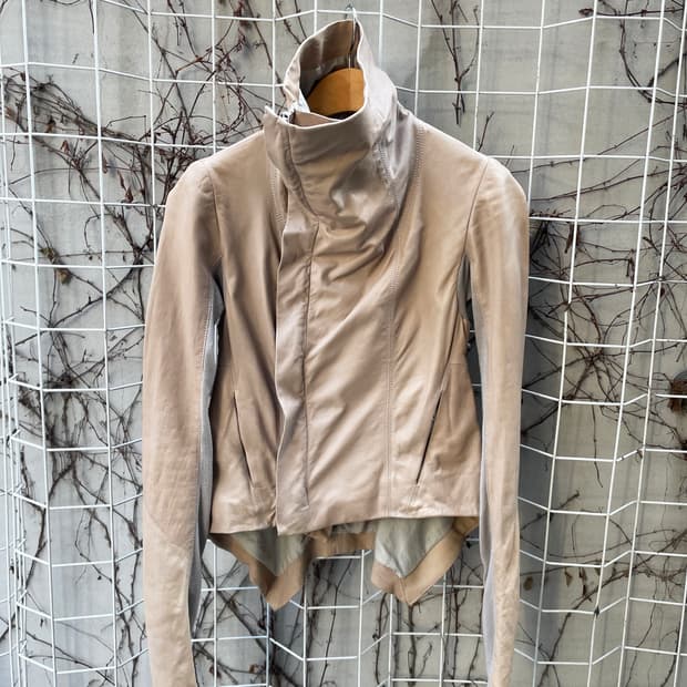 릭 오웬스 코튼 자켓 드레이프 카라 언밸런스 지퍼 디테일 슬림핏 베이지