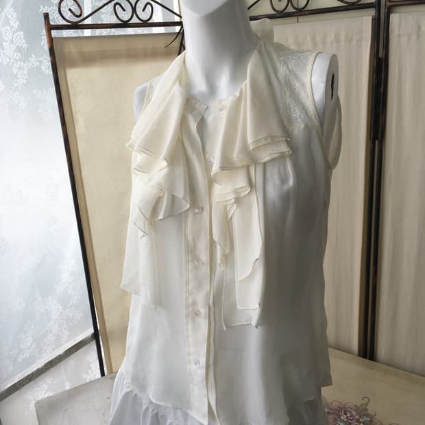 ivory lace frill sleeveless blouse A