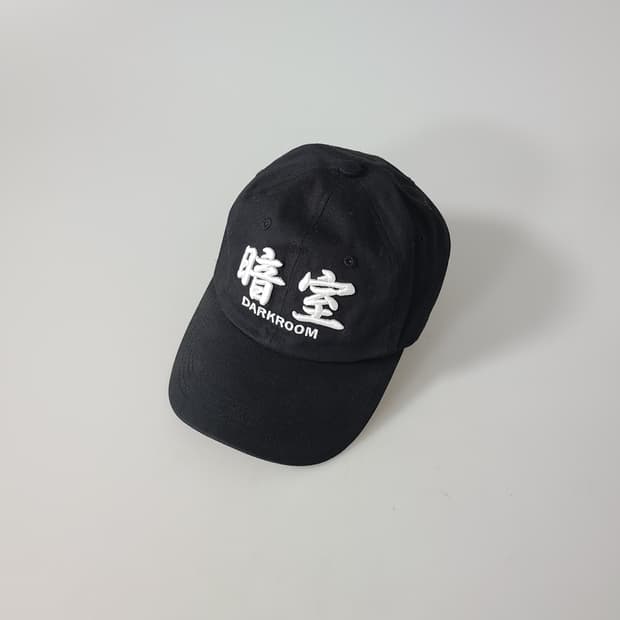 다크룸 스튜디오 화이트 로고 캡
