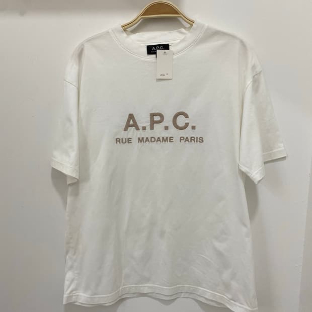 APC 화이트 자수로고 반팔