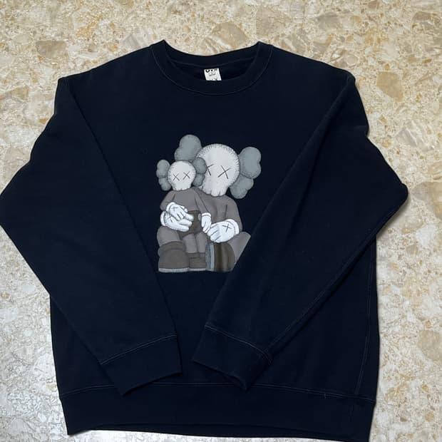 유니클로 카우스 콜라보 맨투맨 L