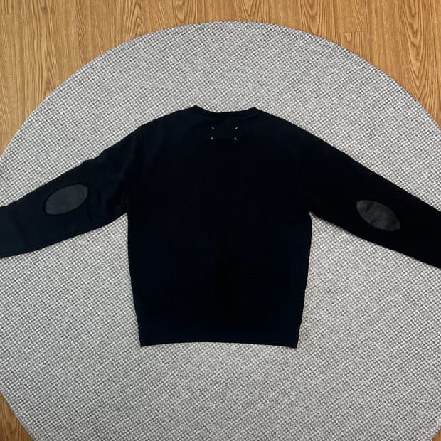 메종 마르지엘라 엘보우 레더 패치 맨투맨(블랙)