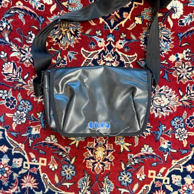 아더에러 트레이스 에드모어 크로스바디 백 Noir