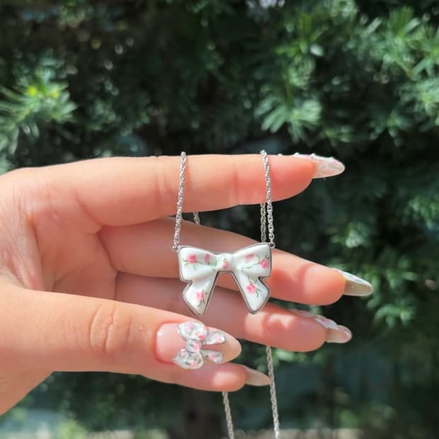 [ OS ] 슈슈통 위민 더블사이드 양면 리본 목걸이 실버 플라워